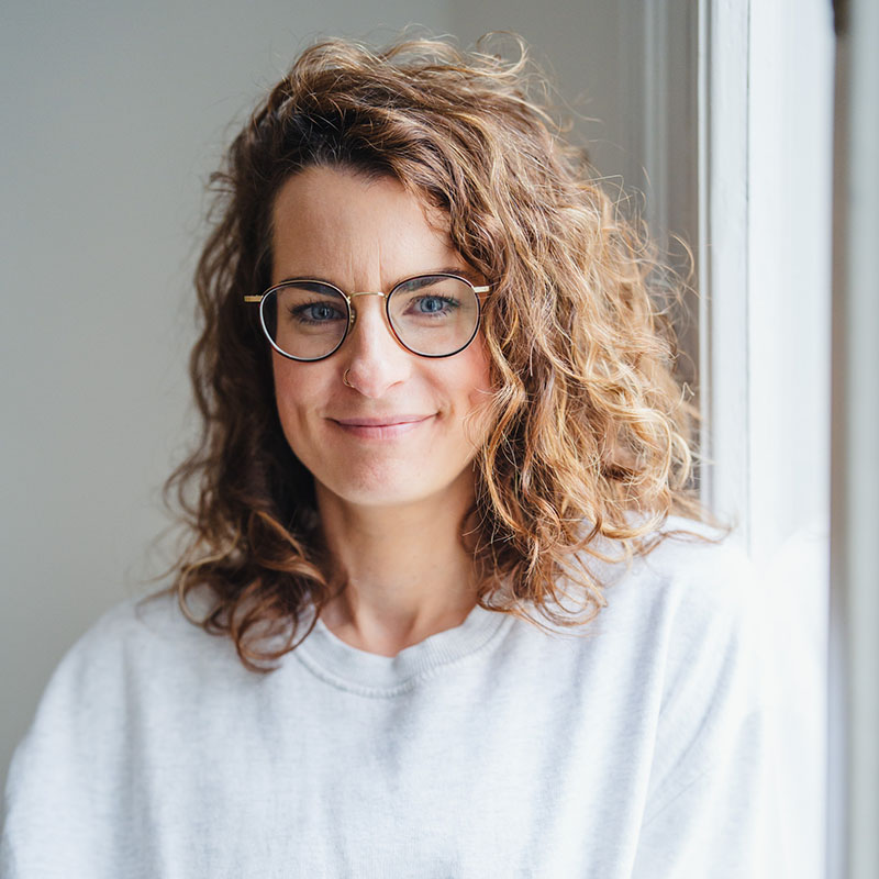 Portraitfoto von Claudia Auer. Zuständig in der Sonnenschmiede für Marketing und HR.